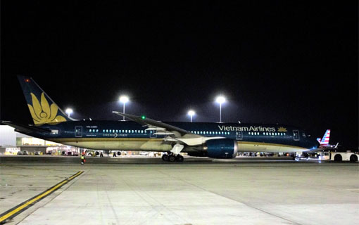 Vietnam Airlines est entrée dans l'histoire en lançant le tout premier vol commercial sans escale du Vietnam aux États-Unis