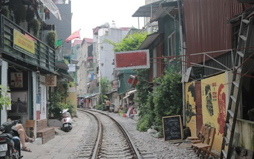 À Hanoï, le vieux chemin de fer construit par les Français enchante les touristes