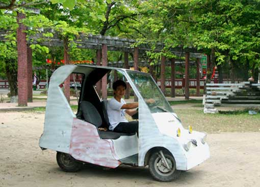 Une voiture électrique construite avec des matériaux de récupération Une voiture électrique construite avec des matériaux de récupération