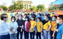 6 000 travailleurs médicaux de tout le Việt Nam se portent volontaires pour venir aider HCM-Ville à faire face à l'épidémie 6 000 travailleurs médicaux de tout le Việt Nam se portent volontaires pour venir aider HCM-Ville à faire face à l'épidémie
